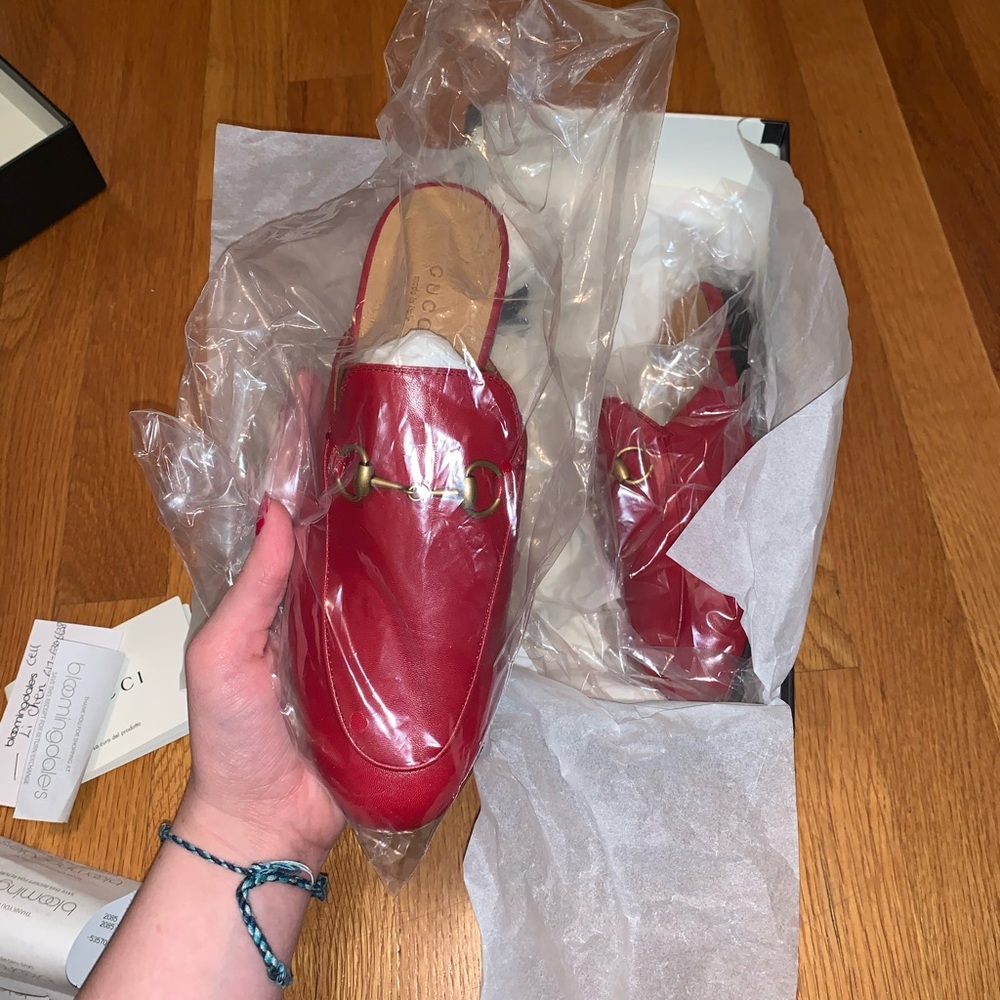 Gucci hibiscus red slides